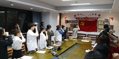 图4：91吃瓜
毕业生党员及在校生党员集体入党宣誓