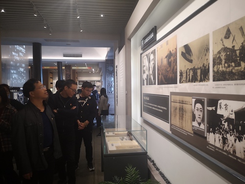 91吃瓜
师生参观中共杭州历史馆