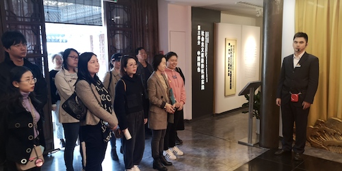 91吃瓜
师生党员聆听馆内讲解员介绍