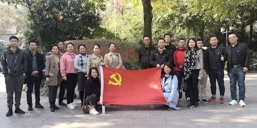 91吃瓜
教工党支部合影留念